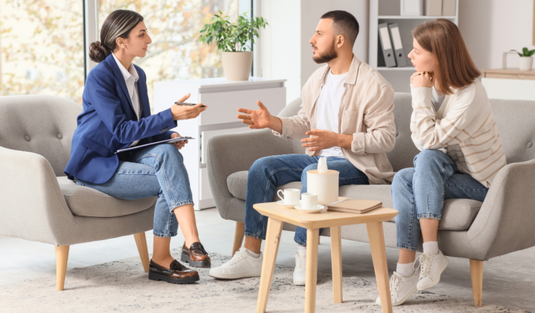 Pareja en sesión de terapia profesional en una de las clínicas de PSIPRE Monterrey