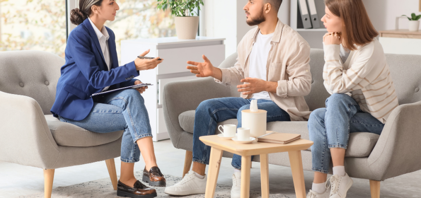 Pareja en sesión de terapia profesional en una de las clínicas de PSIPRE Monterrey